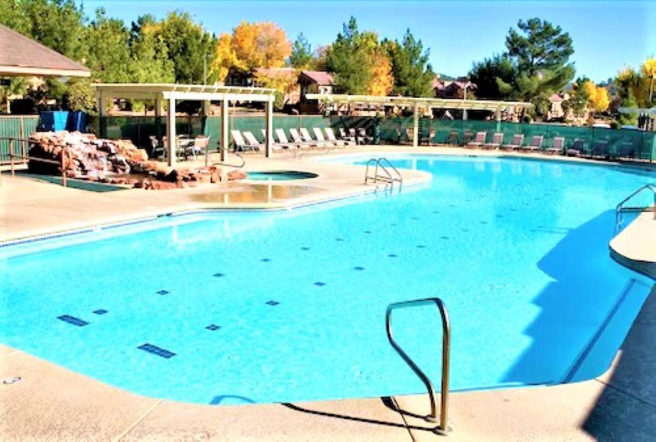 Sedona Pines Resort Ngoại thất bức ảnh The pool at the Mountain Shadows Country Club