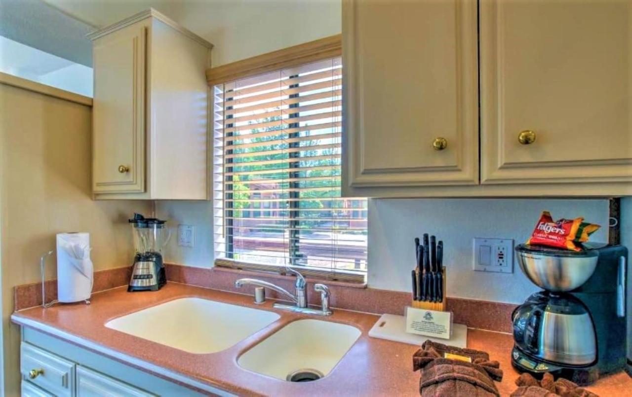 Sedona Pines Resort Ngoại thất bức ảnh A kitchen with a double sink