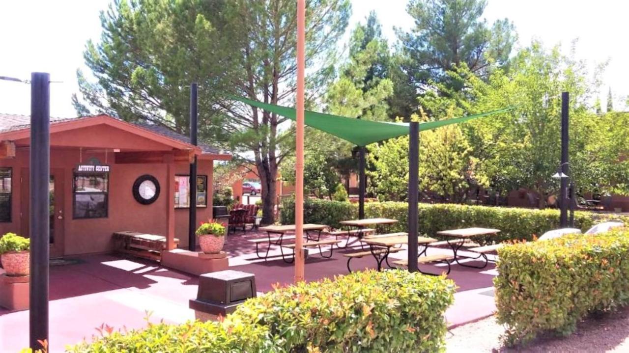 Sedona Pines Resort Ngoại thất bức ảnh The patio at the 2009-2010 location