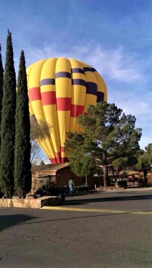 Sedona Pines Resort Ngoại thất bức ảnh Hot air balloon landing at the Santa Ynez Valley Museum