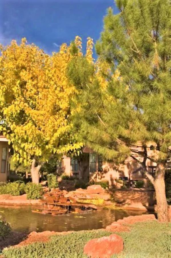 Sedona Pines Resort Ngoại thất bức ảnh A tree in the fall