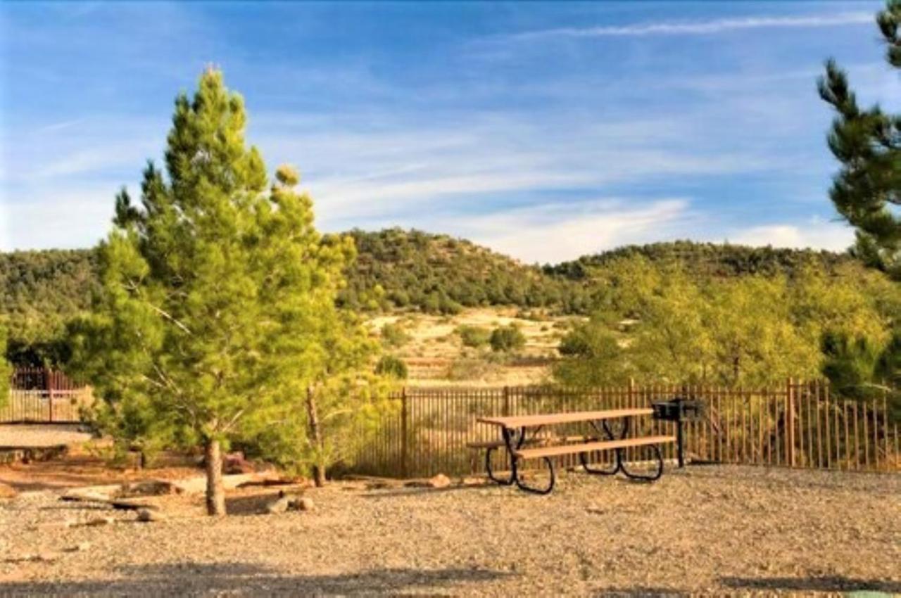 Sedona Pines Resort Ngoại thất bức ảnh Picnic tables at the campground